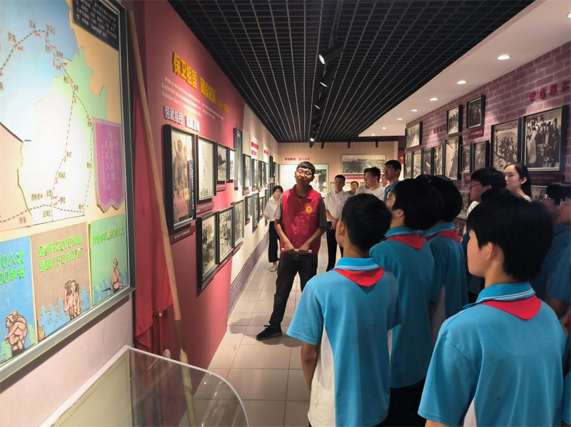 学生参观无极县郭庄红旗民兵营。无极县委宣传部供图