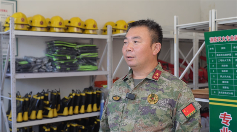 红旗民兵营现任（第九任）营长赵江伟介绍民兵营的现状。张文进 摄