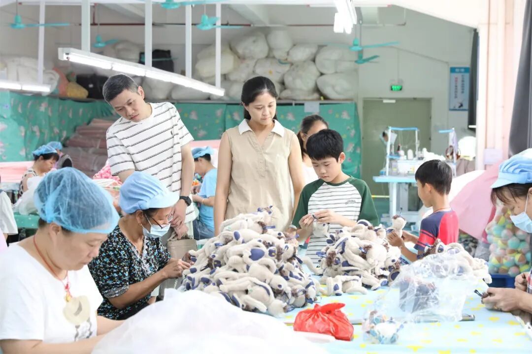 △茶山组织亲子工业研学游走进中旺玩具