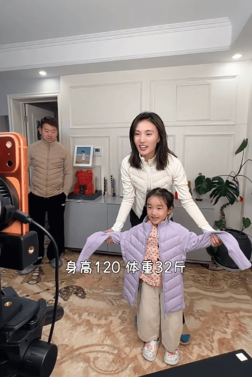 李亚鹏4岁女儿近照曝光,身高已长到120cm