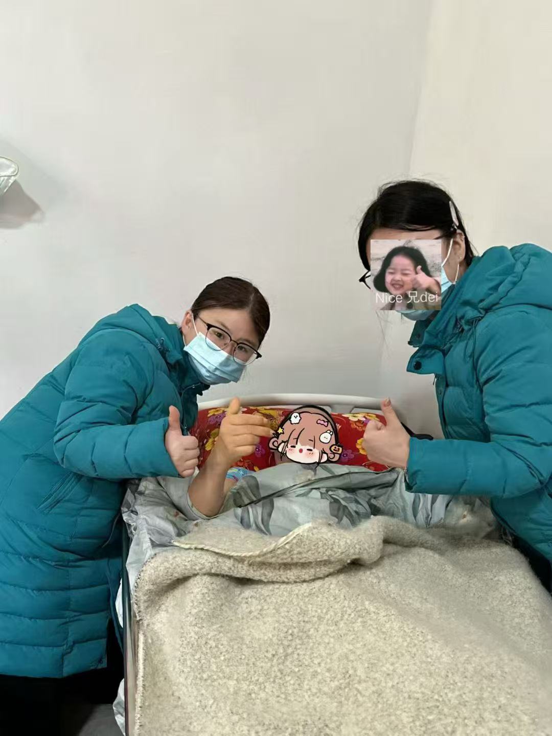 中级长护师苏琪和同事正在照顾失能老人(本文图片均由受访者提供)