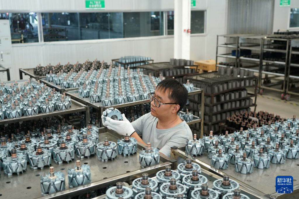 10月15日,在位于河北沧州河间市的河北长立汽车配件有限公司零件周转区内,工人在检查产品质量。