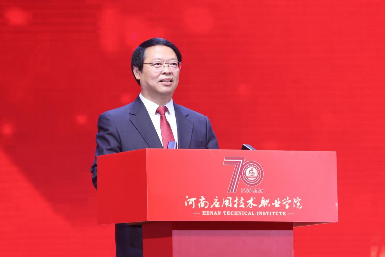 校党委书记闫俊山作主题报告