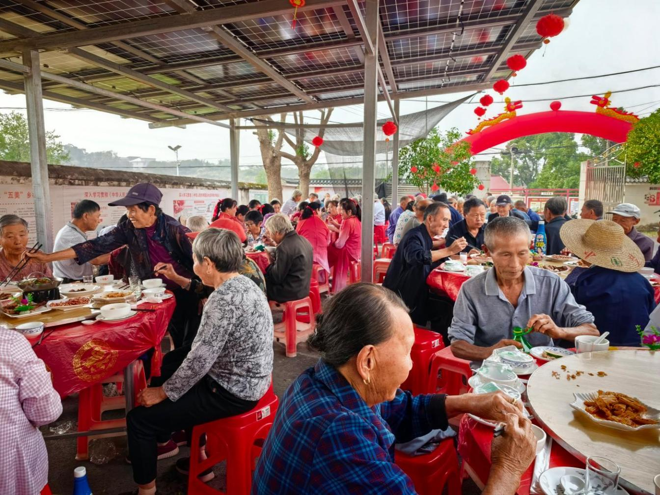 九江湖口张青乡：三年相伴聚重阳 一餐热饭慰乡情