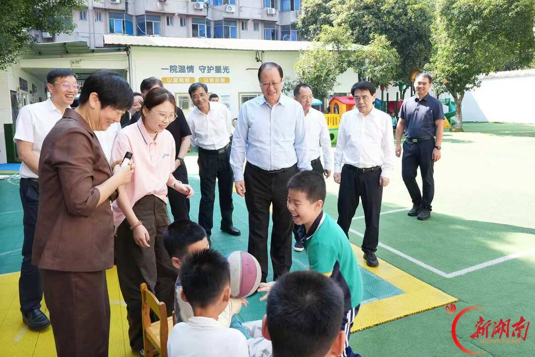 毛伟明在星语林特需人士服务中心调研。