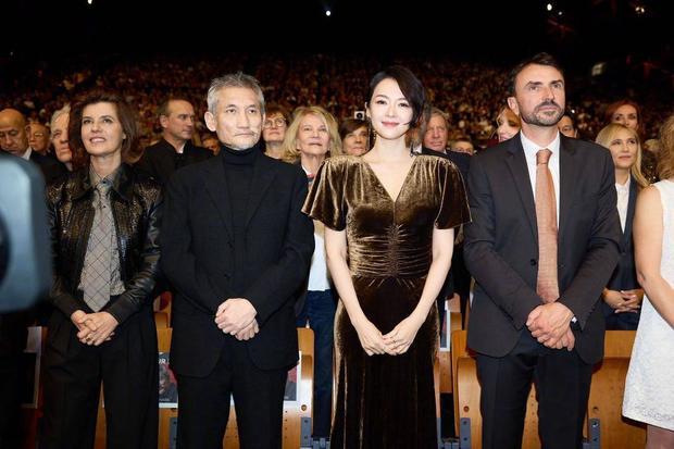 章子怡亮相电影节红毯尽显巨星气质