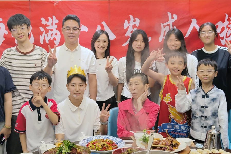 黄馨玉与家人们在一起
