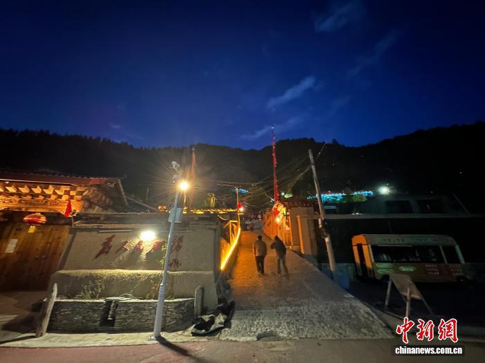 10月13日晚，甘肃甘南藏族自治州迭部县达拉乡高吉村红色文化与藏乡民俗融为一体。冯志军　摄