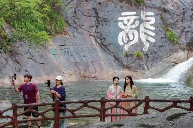 网络主播在秀峰景区直播拍摄