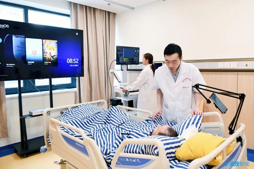 专家正在侵入式脑机接口训练室为患者做训练