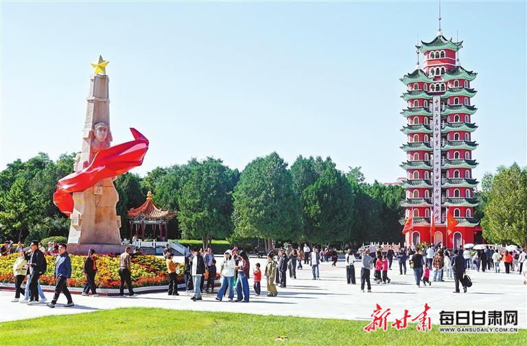 游客参观会师塔　新甘肃&middot;甘肃日报通讯员　常琦彪