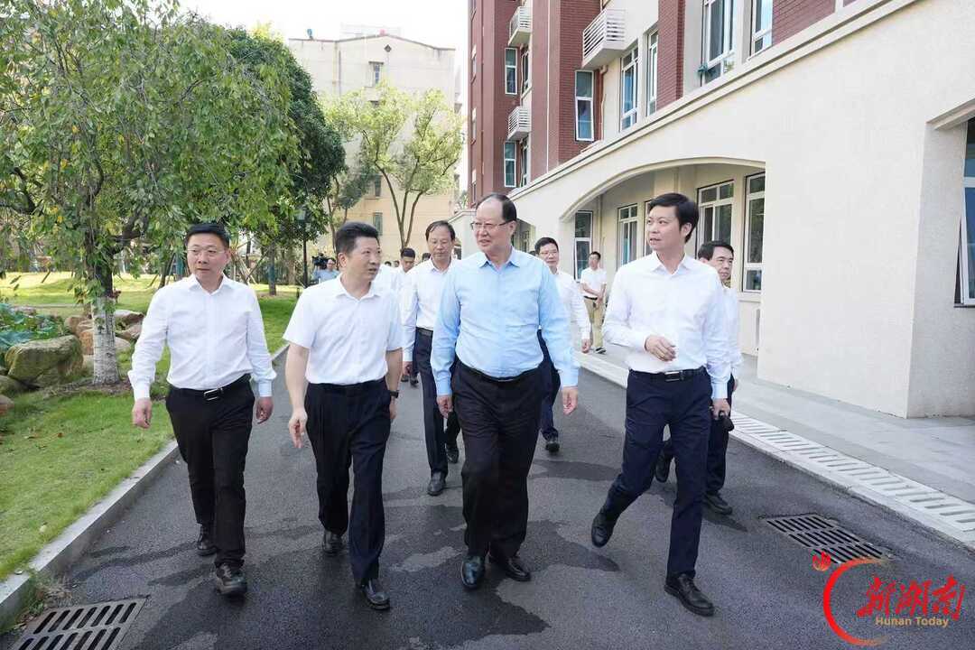 毛伟明在长沙外国语学校调研。