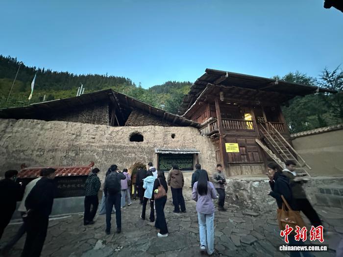 10月13日傍晚，由中央宣传部组织开展的“赓续长征精神　奋进复兴征程——记者再走长征路”主题采访活动走进俄界会议旧址。冯志军　摄