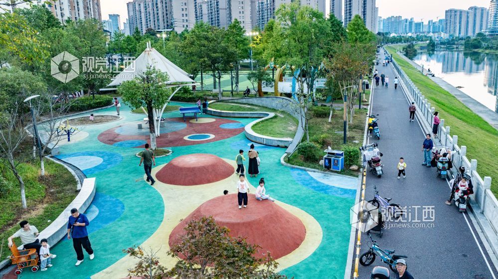2026年10月10日，市民在江西省宜春市袁州区东湖运动游园休闲、玩耍，享受惬意时光。