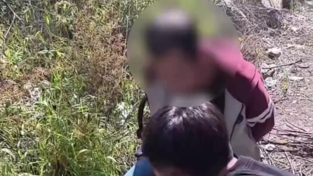 视频丨人赃并获！东乡县公安局民警抓获藏身草丛的“取现车手”