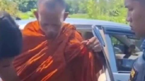 泰国僧人吸毒被强制还俗 泰国住持裤袋里藏着13粒冰毒,特意开车跑40