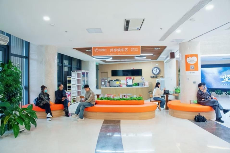 图为：甘肃省人民医院（院本部）院内共享候车区