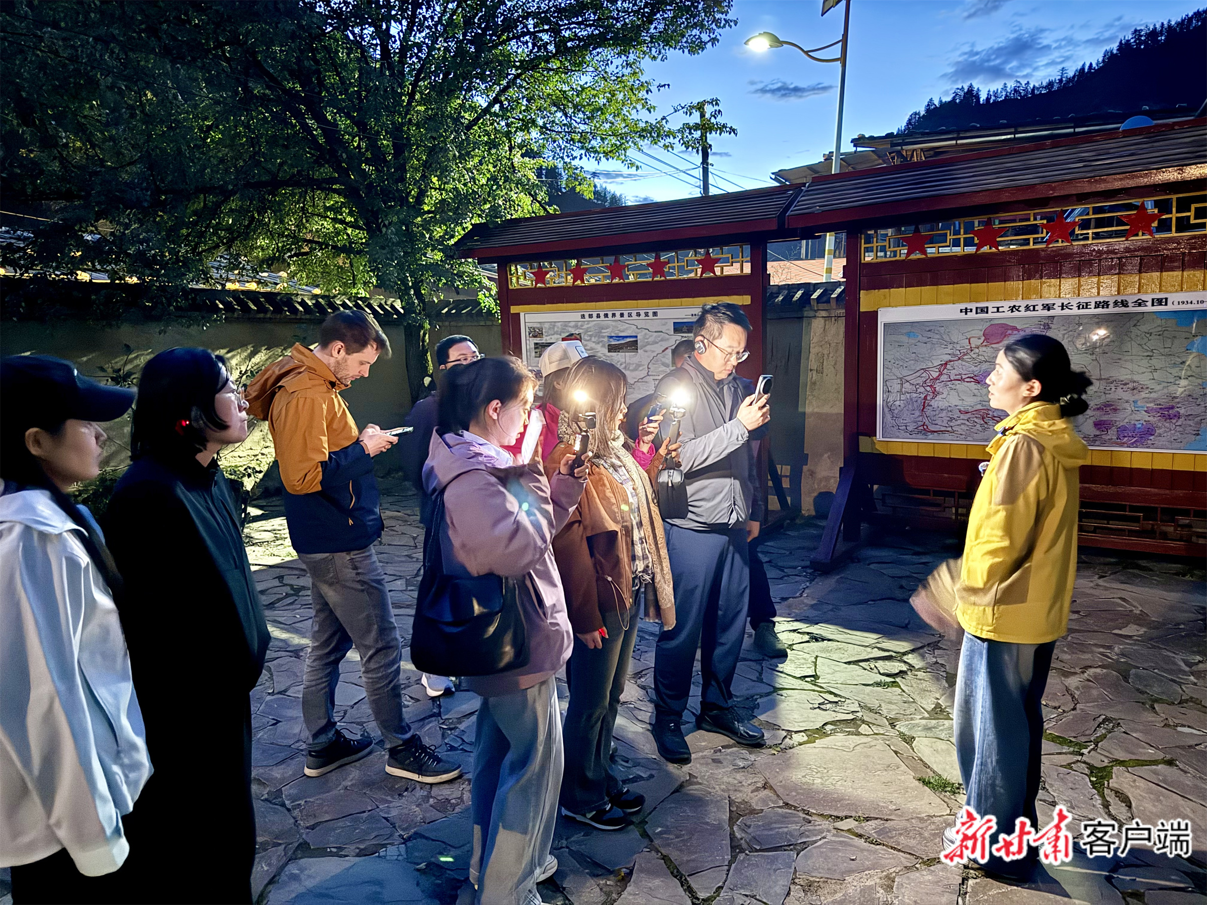 采访团在俄界会议旧址采访　新甘肃&middot;甘肃日报记者　牛巧丽　摄