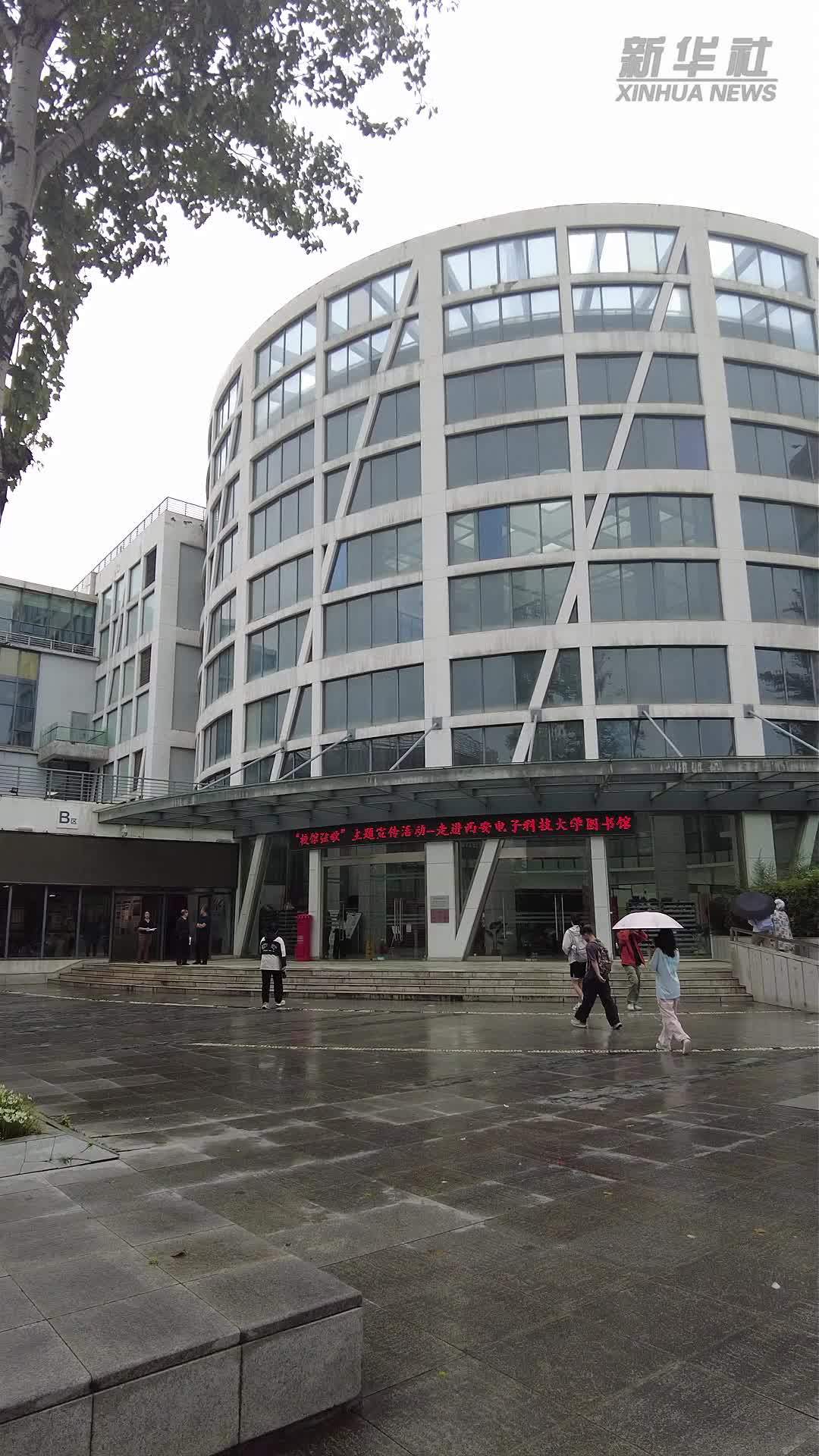 半部电台传薪火 满馆书香育新人