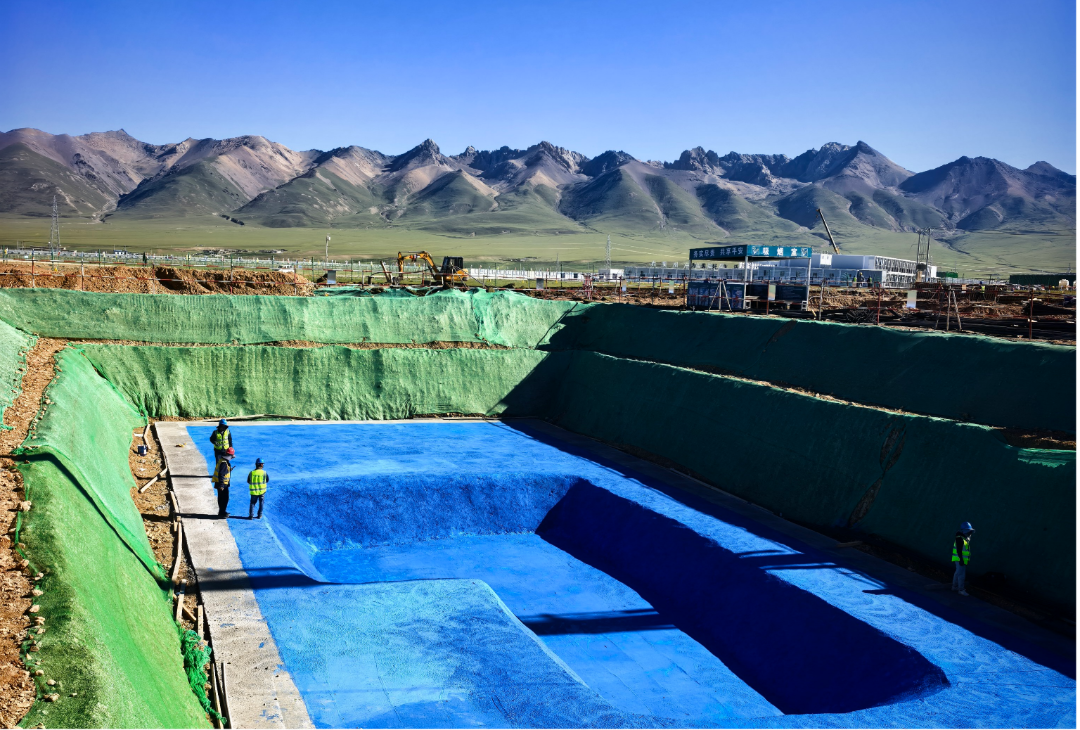 7月2日,河南送变电公司员工对乌玛塘500千伏变电站建筑进行防水施工。(黄翔).png
