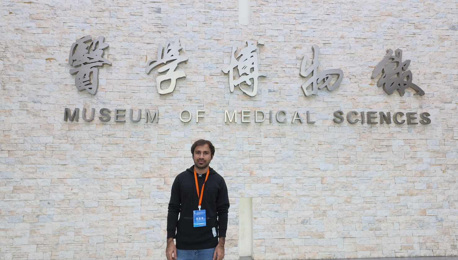 阿德南·萨米在中国医学博物馆留影。