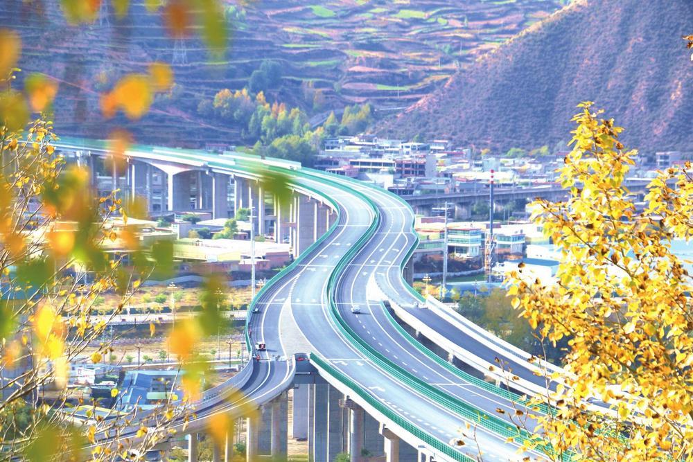 10月13日，岷县大地秋意盎然，S60凤合高速公路岷县段如一条玉带，蜿蜒穿梭在层林尽染的山川之间，铺展成一幅壮阔的秋日山水画卷。新甘肃&middot;甘肃经济日报通讯员　马万安　摄