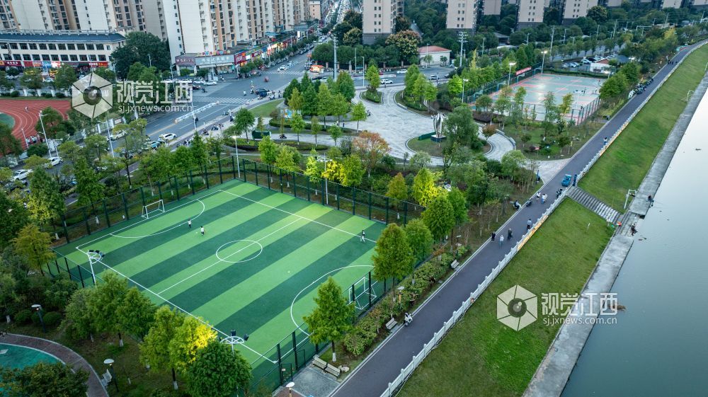 2026年10月10日，市民在江西省宜春市袁州区东湖运动游园休闲、玩耍，享受惬意时光。