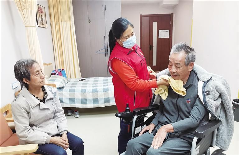 祁小云帮任俊洗脸