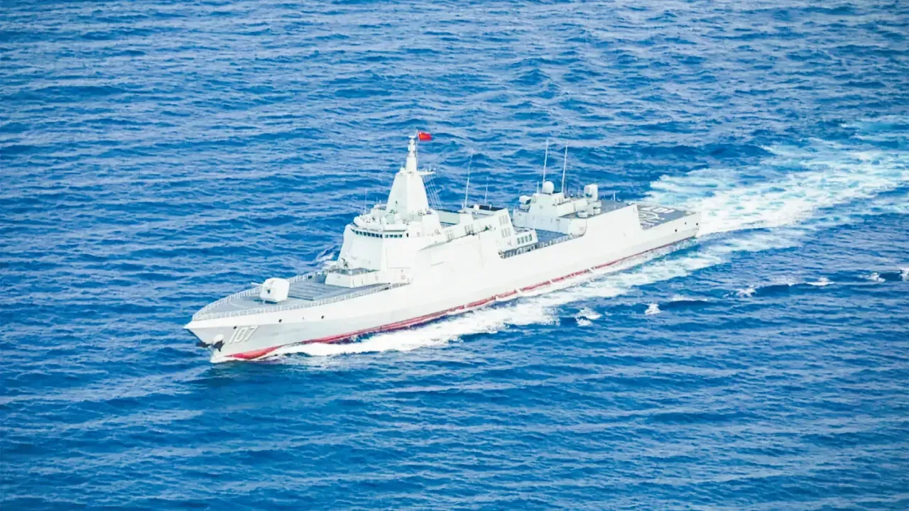 美军舰在南海趴窝4天，被解放军055大驱高速机动“拉爆”？