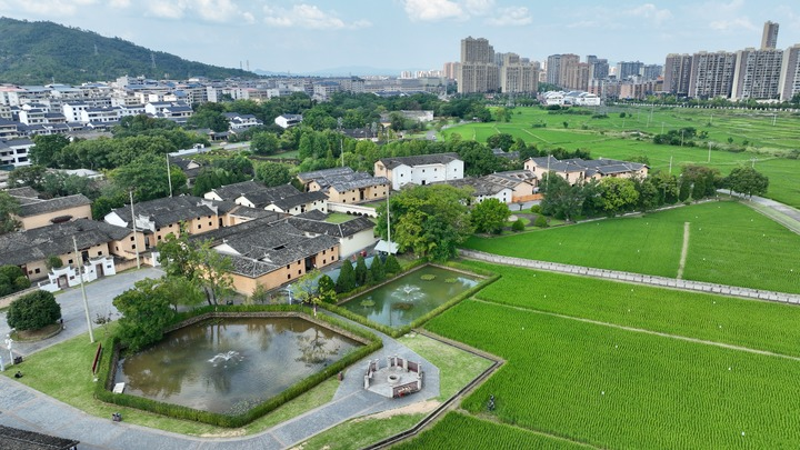 这是江西省瑞金市红井革命旧址群全貌(无人机照片)。新华社记者 胡晨欢 摄