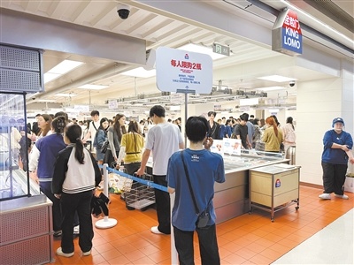金粒门门店内人头攒动，年轻消费者排队选购商品