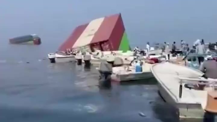 货轮在霍尔木兹海峡沉没，大量iphone漂浮海面