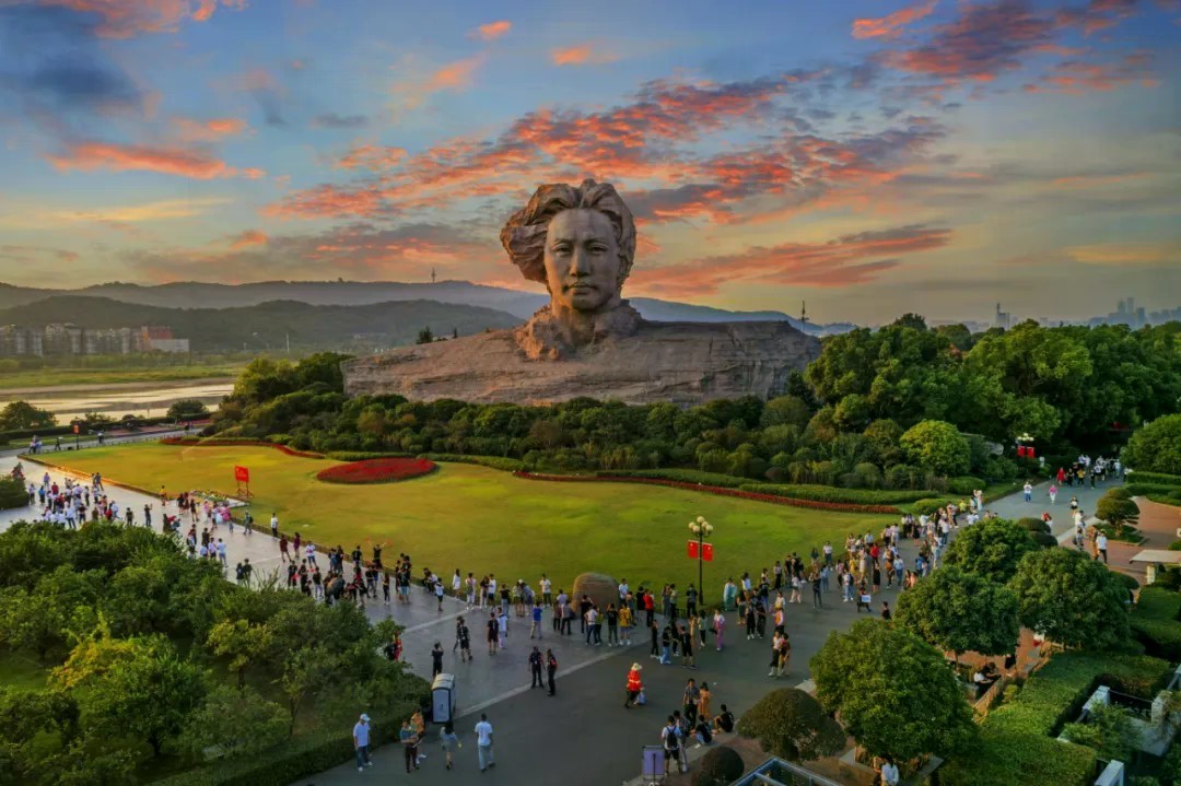 毛泽东青年艺术雕塑.jpg