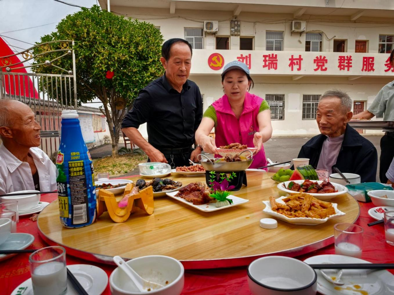 九江湖口张青乡：三年相伴聚重阳 一餐热饭慰乡情