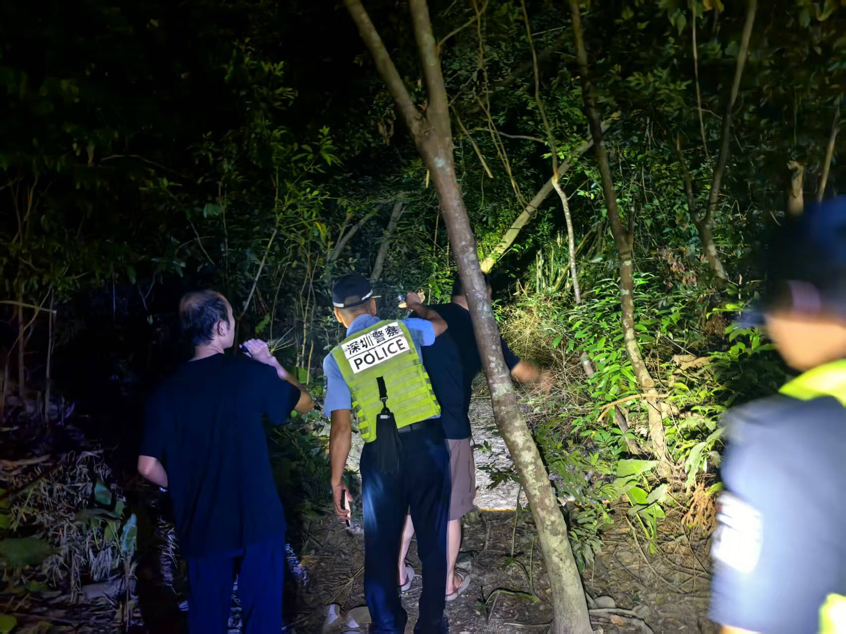 深汕公安联动多方力量连夜搜救19小时,成功找回山林失联七旬老人