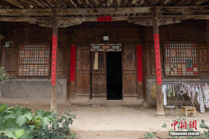 宋俊荣家缺少半扇门板的老屋　中新社记者　杨郁然　摄