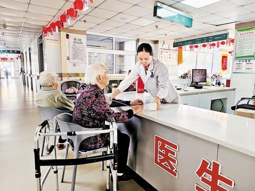 10月10日上午，在武安市冶陶镇卫生院医养中心，医护人员为入住老人测量血压。冶陶镇卫生院医养中心供图