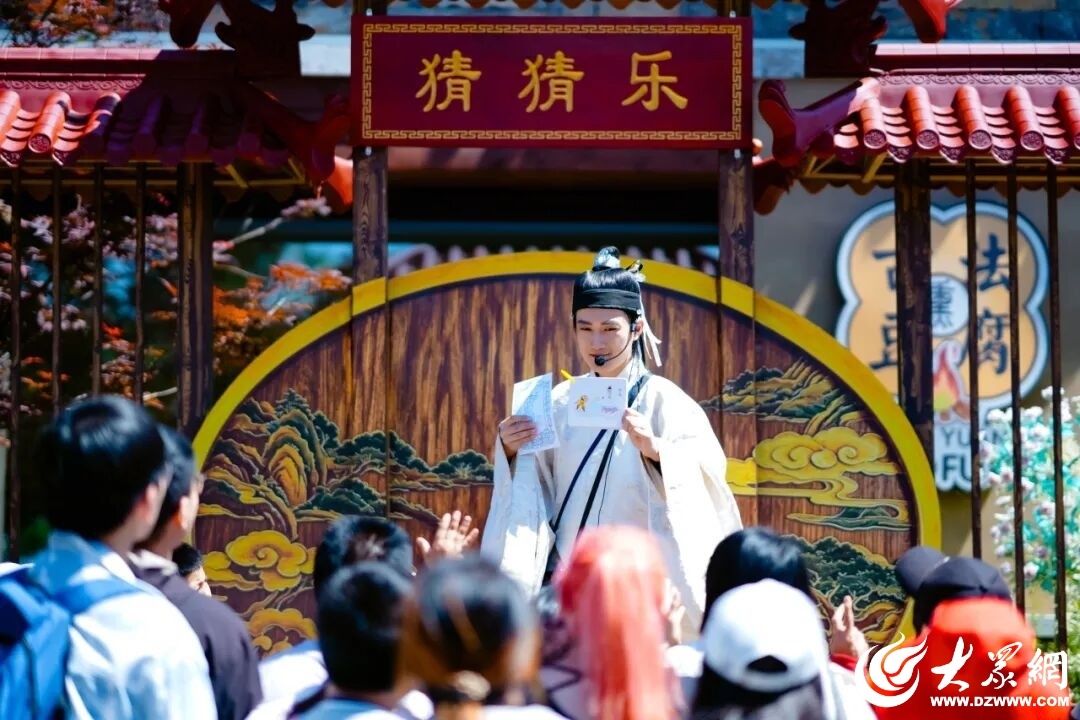 国庆假期中游客与鲁源村景区NPC进行答题互动