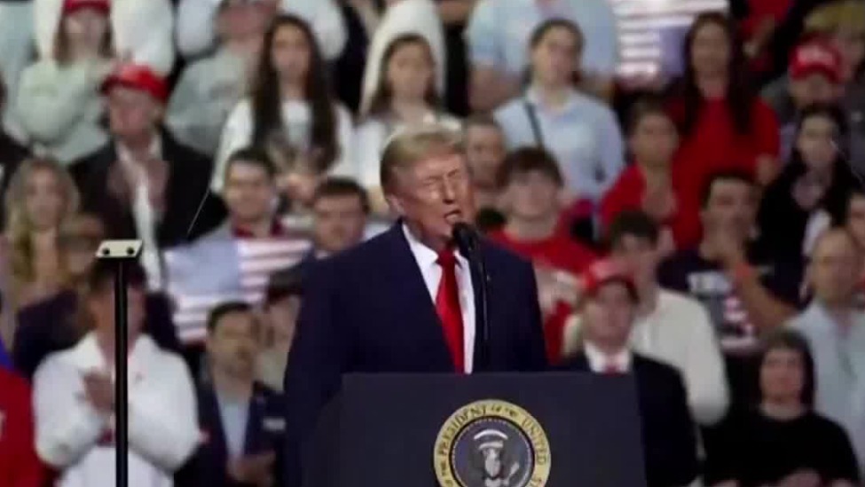 特朗普赴俄亥俄州拉票，让支持者假装选票上也有他的名字