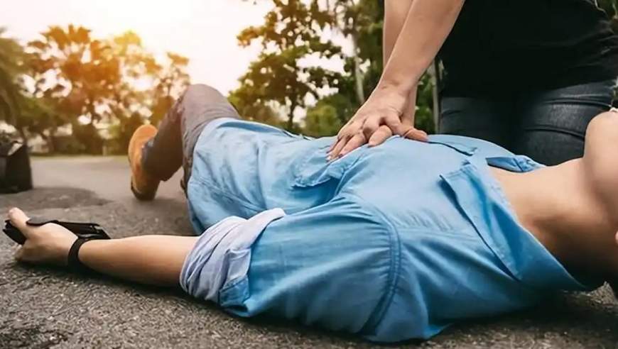40岁后一定要防猝死，这些危险信号一定要牢记，别当成“太累了”