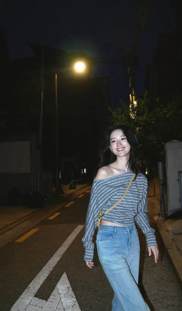 郭晓婷露肩造型松弛感满满 邂逅都市夜景