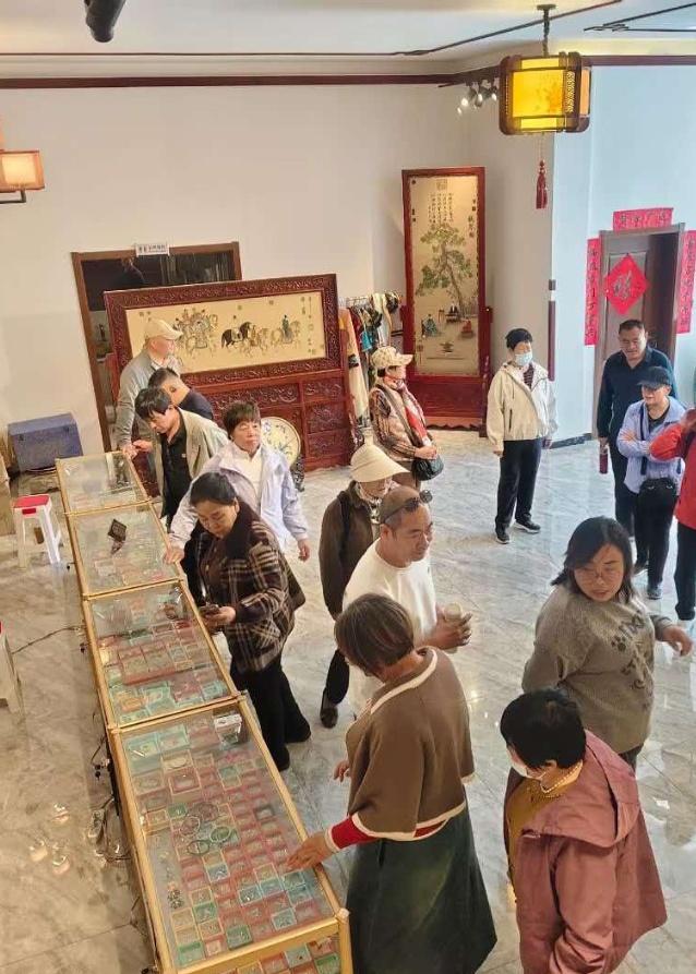 游客在三河市珑珐琅景泰蓝博物馆游览。宗玉杰/摄