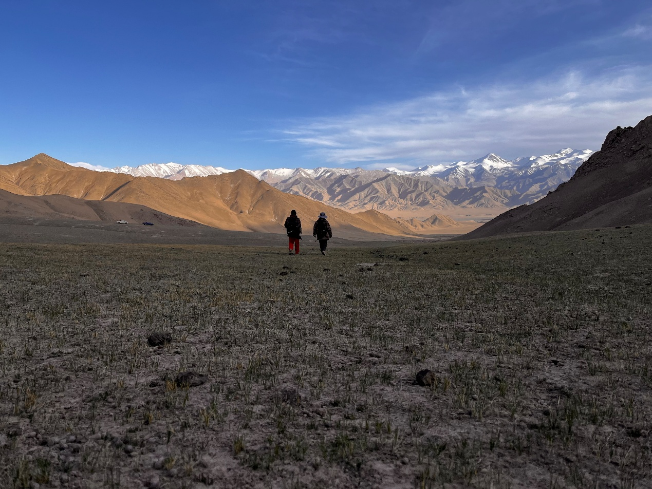 山东省地矿局第七地质大队地质队员向着雪山前行,奔赴野外勘查作业点