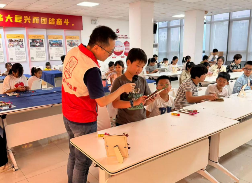 巧手悦心 邻里相伴——径贝社区开展趣味亲子DIY手作活动