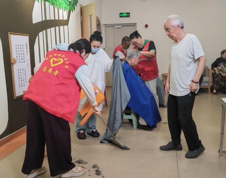 淄博金石社区养老服务中心,由热心居民组成的志愿服务队伍每周准时“上岗”。