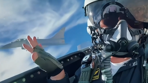 乌兹别克斯坦空军飞行员驾驶歼-10CE自拍，隔空抚摸机身还比大拇指