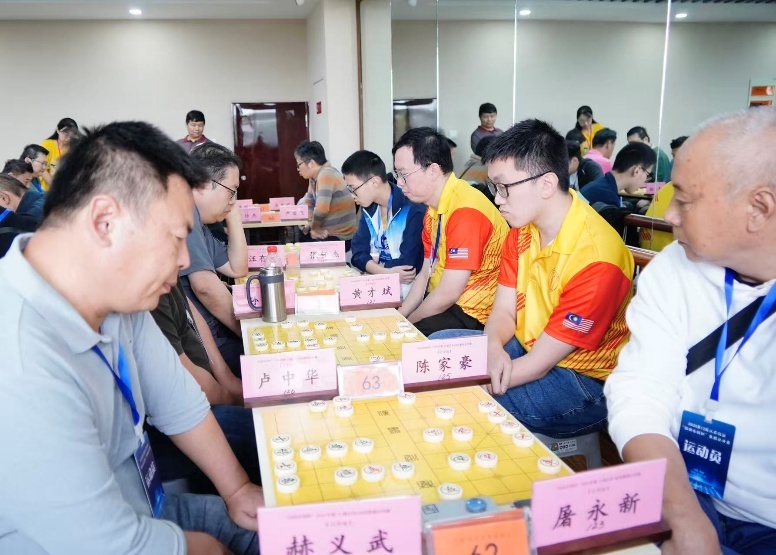 比赛中一方悠闲,一方皱眉