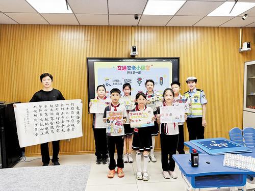开学第一天，廊坊民警走进学校，开展交通安全主题书画作品征集活动。