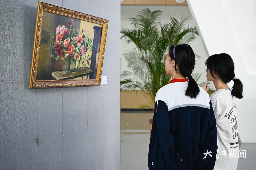 市民驻足观展
