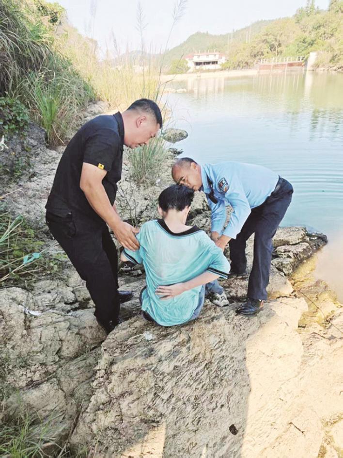 少年被警方营救上岸　　通讯员供图